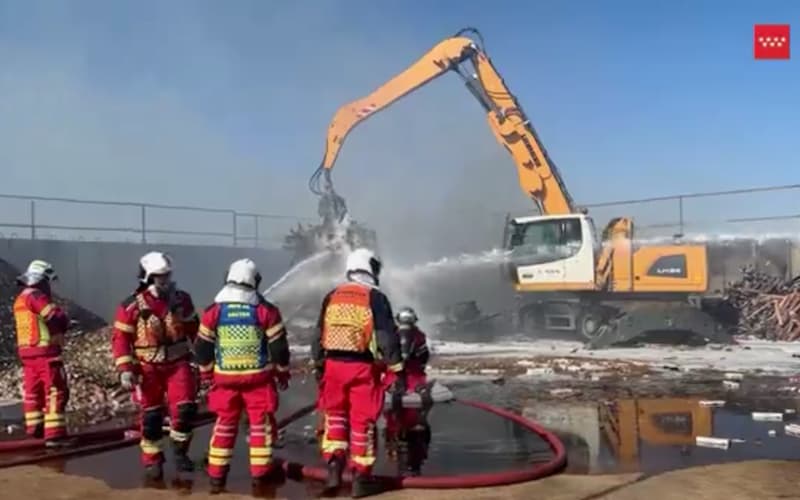 Intervención de los bomberos en el incencio de la planta de reciclaje de Arganda (foto: Emergencias 112)