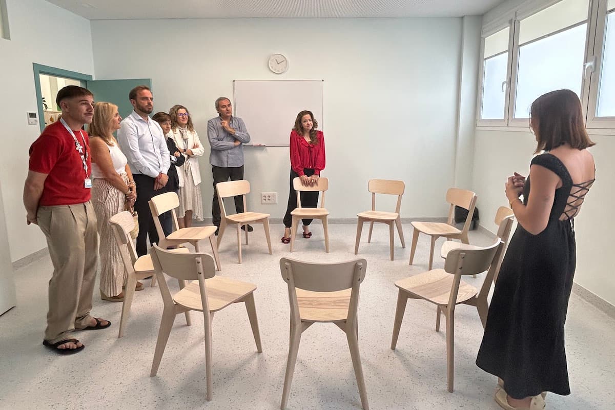 Visita de Fátima Matute al hopital de día de salud mental para adolescentes de Arganda (foto: Diario de Arganda)