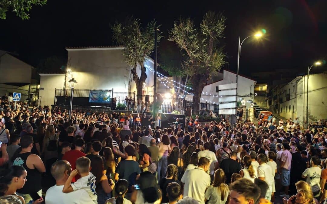 Arganda vuelve a mirar hacia arriba con una cucaña que reunió a cientos de vecinos en la calle Real