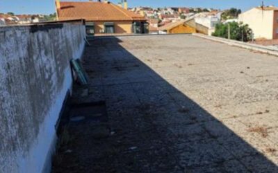 Desprendimientos de tejas, grietas y humedades: Arganda actúa de urgencia en los colegios Miguel Hernández y Carretas