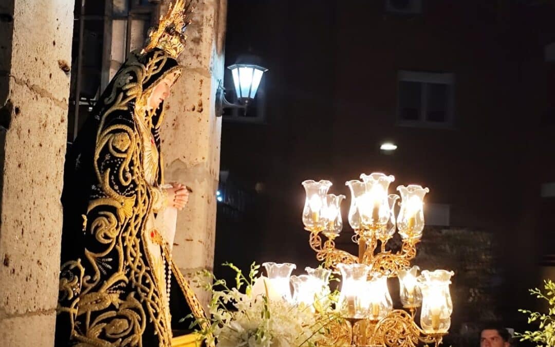 Cientos de vecinos acompañan a la Virgen de la Soledad en su emotivo regreso a la Ermita de Arganda