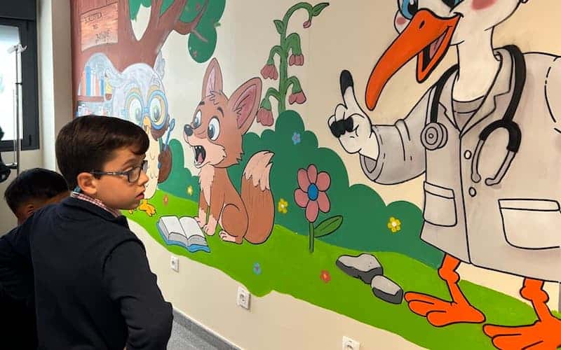 El Hospital del Sureste se convierte en un «Bosque Mágico» para hacer más amable la estancia de los más pequeños
