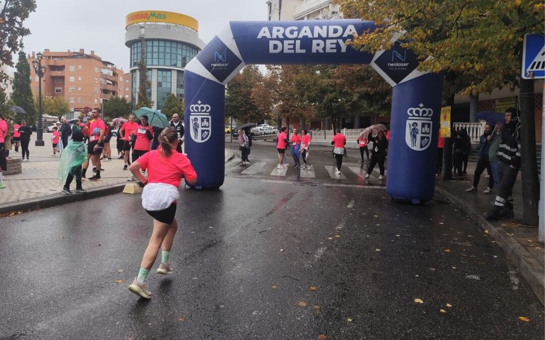 La X Carrera Arganda del Rey En Marcha Contra el Cáncer supera los dos mil participantes bajo la lluvia